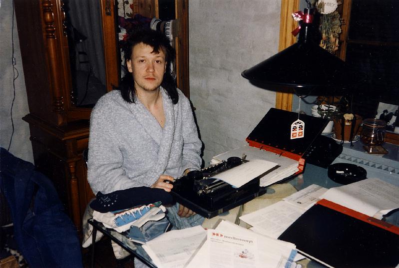 1987 - olle + skrivmaskin.jpg